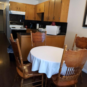 MOUNTAINSIDE COMFORT Sleeps 4 - 5 Min to Golf & Ski